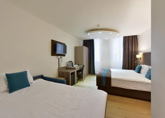 Geneva hotels near Tavel House